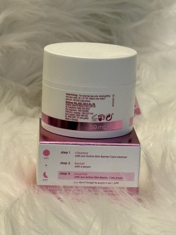 Simple Repairing Rich Cream Face Moisturiser with 22% Ceramide Boosters and Pro-Vitamin B5 50ml - Image 2
