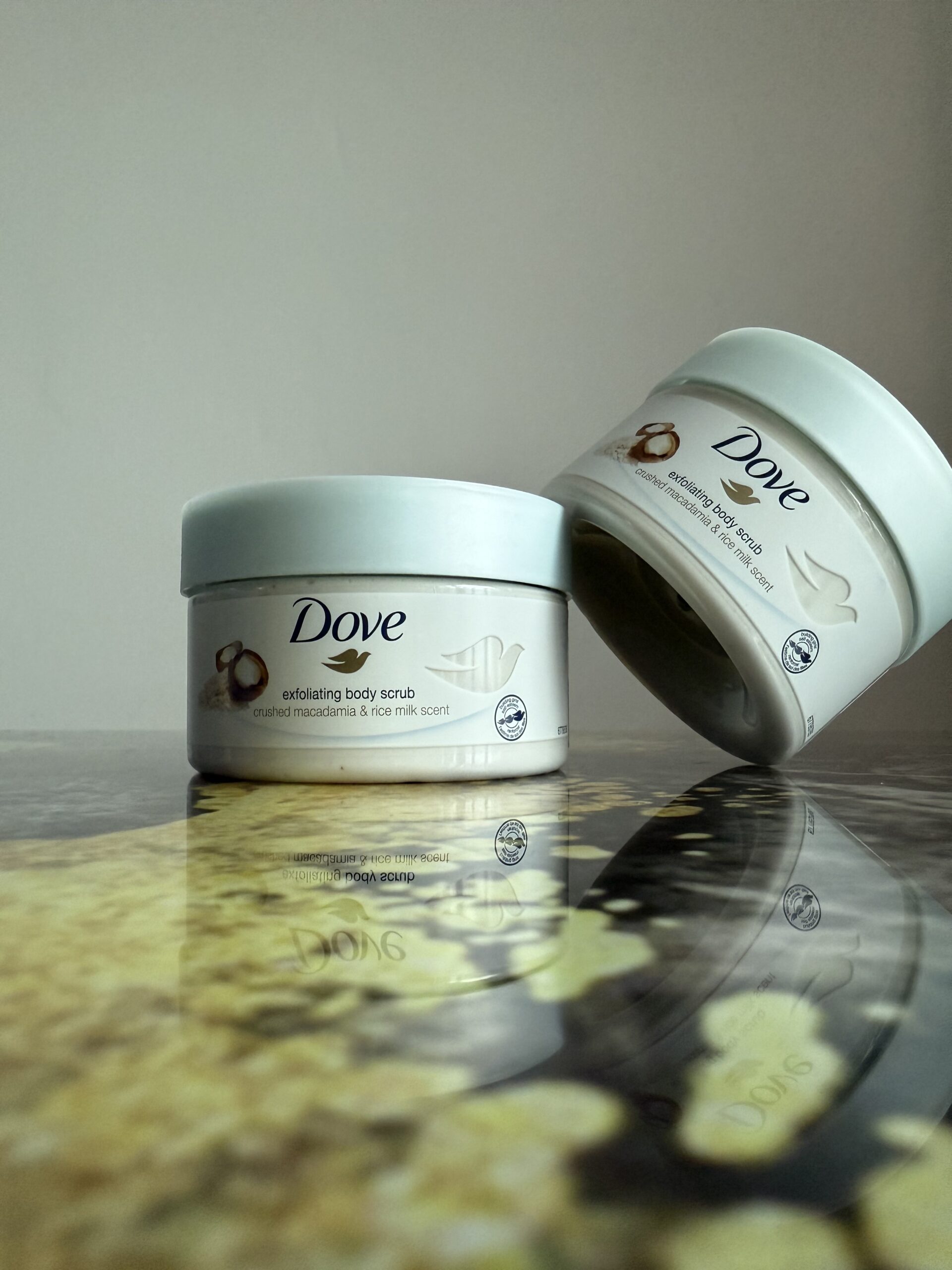 Dove Crushed Macadamia & Rice Milk Body Scrub 225 ml - Image 2