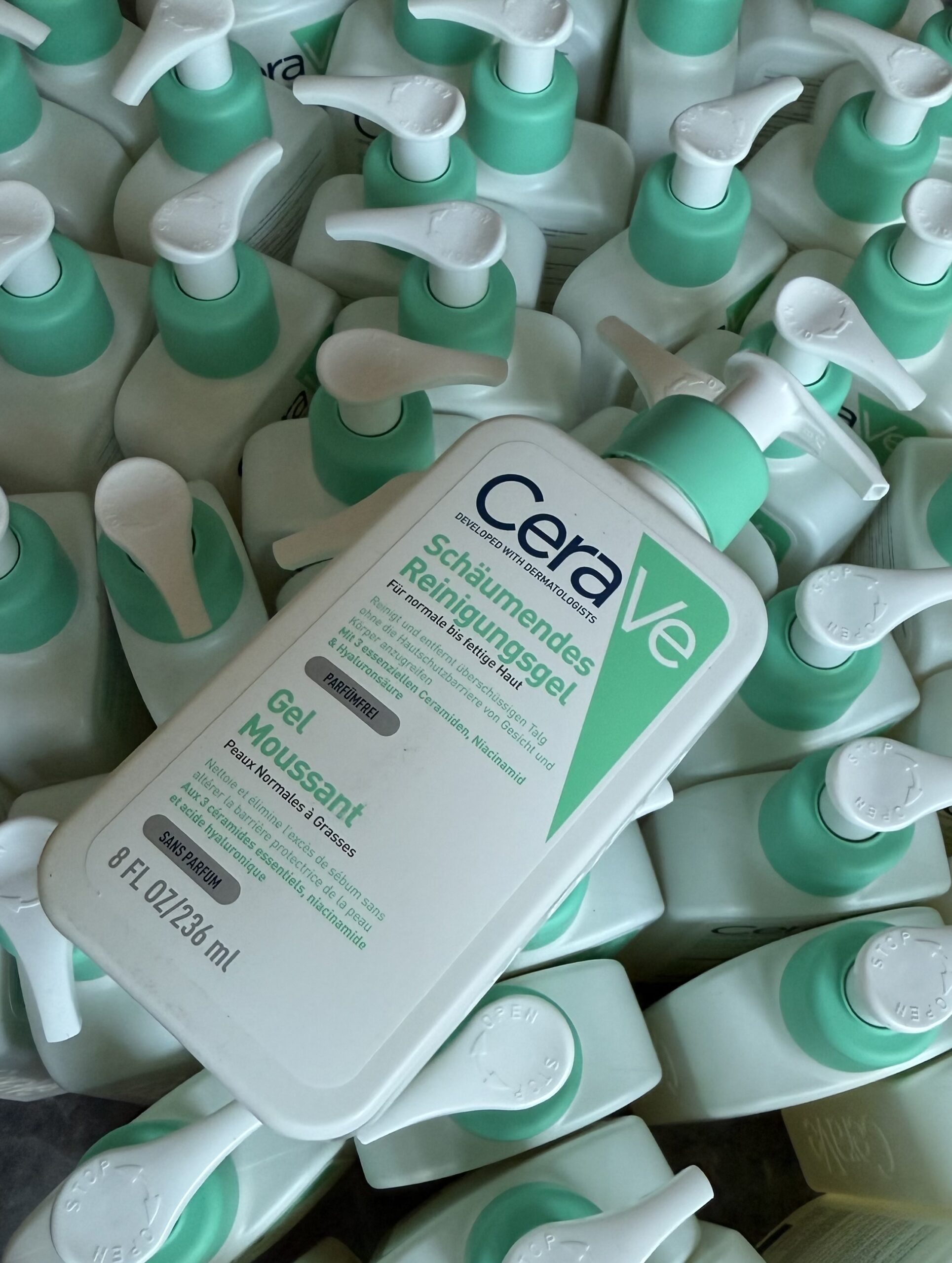 CeraVe Foaming Cleanser with Niacinamide for Normal to Oily Skin 236ml - Image 2